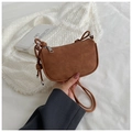 Nahaufnahme braune Wildleder-Hobotasche mit Knotengurt und eleganter Markenprägung - Braun