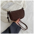 Detail der dunkelbraunen Wildleder-Schultertasche mit geprägten Buchstaben und Reißverschluss - Kaffeebraun