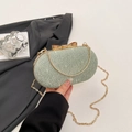 Pochette vert menthe en dentelle avec fermoir nœud doré et bandoulière chaîne - Vert