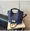 Borsa tote in denim blu scuro con manici in finta pelle nera e tracolla regolabile - Nero (Senza Ciondolo)