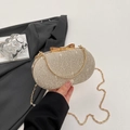 Pochette de soirée dorée champagne ovale avec fermoir nœud et texture de maille - Or