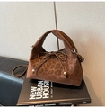 Dettaglio borsa a tracolla leopardata con fiocco e finiture in metallo argentato - senza ciondolo / Caffè