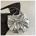 Detalle del bolso tote plateado metalizado con un lazo grande y textura plisada única - Plateado