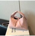 Dettaglio della borsa a secchiello rosa in ecopelle con coulisse e tracolla rimovibile - senza ciondolo / Rosa
