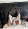 Dettaglio della borsa tote in tela con tasche in pelle marrone e tracolla per uso quotidiano - Bianco Sporco