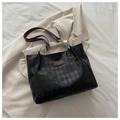 Dettaglio della borsa tote in pelle goffrata con cinturini marroni e catena argento - Marrone