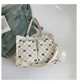 Dettaglio della borsa tote in velluto a coste bianco crema con fiocchi e doppie tasche - Bianco