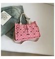 Dettaglio della borsa tote in velluto rosa con fiocchi neri e tasche anteriori - Rosa