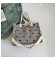 Dettaglio della borsa tote in velluto grigio con motivi a rombi neri e fiocchi decorativi - Grigio