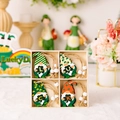 Set di ciondoli gnomi in legno per San Patrizio con lettere LUCK e trifogli verdi - Ciondolo in Legno in Scatola a 4 Griglie per il Giorno di San Patrizio Stile B / Serie Verde