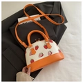 Detail des Erdbeerdrucks auf Kontrast-Muscheltasche mit Nähten und Goldreißverschluss - Orange