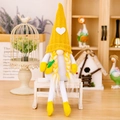 Gelber Strick-Gnom mit Zitrone und Zöpfen, schwedische Plüschpuppe für Sommerdeko - Gelbe Strickmütze Zitrone Gnom Weiblicher Stil (Zöpfe mit Zitrone)