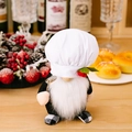 Gnomo chef di peluche con cappello bianco e cucchiaio su sfondo cucina accogliente - Gnomo Chef Con Cucchiaio Uomo