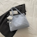 Detail van lichtblauwe geweven draagtas met een witte pluche wolken-smile-hanger - Met Hanger / Blauw