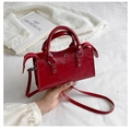 Borsa a mano sottile in pelle PU rossa con rivetti stile moto e tracolla rimovibile - Rosso