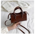 Piccola borsa a busta retrò in pelle PU marrone con borchie e manici eleganti - caffè