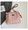 Bolso tote rosa con estampado de osos, correas marrones y etiqueta de moda - Rosa