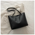 Detalle de bolso tote negro con texto grabado y detalles de hebilla metálica dorada - Negro
