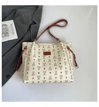 Bolso bandolera acolchado beige con estampado de osos y detalles en cuero marrón - Blanco