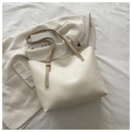 Detalle del bolso tote de cuero PU blanco crema con correas marrones y estampado - Blanco