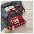Rode halve maan schoudertas met Los Angeles 95 print en zilveren ketting - Rood