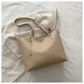 Detalle del bolso tote beige minimalista con logo y correa ajustable de alta calidad - Caqui Oscuro