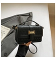 Detalle del bolso negro de cuero sintético con patrones geométricos y hebilla dorada - Negro