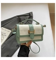 Detalle del bolso bandolera verde menta y blanco con textura geométrica y hebilla dorada - Verde