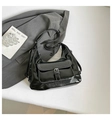 Elegante borsa a spalla in pelle verniciata nera con cuciture bianche e fibbia argento - Con Ciondolo / Nero