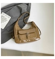 Borsa sottobraccio retrò marrone caramello lucida con tracolla regolabile e dettagli argento - Con Ciondolo / Marrone