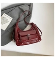 Borsa a spalla bordeaux lucida con cuciture a contrasto e fibbia argentata - Con Ciondolo / Rosso