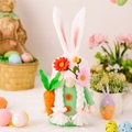 Gnomo di Pasqua di peluche con orecchie di coniglio e fiori che tiene una carota in feltro - Gnomo Coniglio di Pasqua Stile Femminile con Carota (Verde)
