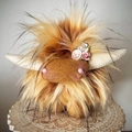 Peluche mucca delle Highland con pelo lungo marrone e fiori sulle corna - Marrone