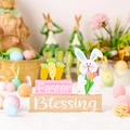 Décoration de Pâques en bois avec blocs carottes roses et lapin blanc tenant des tulipes - Style Lapin tenant une fleur