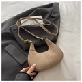 Dettaglio borsa a mezzaluna in camoscio beige abbinata a un abito grigio scuro e fibbia - Cachi Scuro