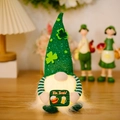 Gnomo luminoso di San Patrizio con cappello di paillettes verdi e scritta 'I'm Irish' - Stile Cappello con Paillettes Luminoso (Bambola Luminosa con Paillettes che Regge l'Insegna della Birra)