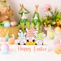Trio de gnomes de Pâques en bois avec oreilles de lapin et socle Happy Easter - Style Gnome tenant un œuf