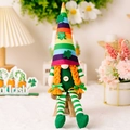 Gnomo de San Patricio con gorro de arcoíris y trébol sobre taburete de madera - Gnomo Femenino Día de San Patricio Sombrero Arco Iris
