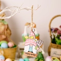 Ciondolo gnomo pasquale in legno con cappello a quadri rosa e scritta Happy Spring - Gnomo con Cappello a Quadretti Rosa Happy (Modello B)