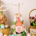 Ciondolo in legno gnomo a quadretti rosa con testo Happy Spring per Pasqua - Gnomo con Cappello a Punta Rosso Tulipano (Modello C)