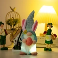 Gnomo de Pascua con luz, orejas de conejo rosas y huevo para decorar el hogar - Azul