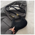 Dettaglio borsa a mezzaluna in camoscio nero con fibbie dorate su blazer grigio - Nero