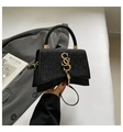 Dettaglio della borsa nera glitterata con logo S dorato e ciondolo a frange metalliche - Nero
