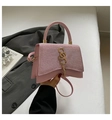 Dettaglio borsa a mano rosa a clessidra con patta glitter, logo oro e decoro nappina - Rosa