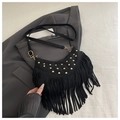 Schwarze mattierte Fransen-Umhängetasche mit goldenen Nieten und Boho-Quasten - Schwarz