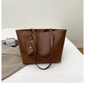 Bolso tote de cuero sintético marrón oscuro con sobre a juego y cadena dorada - café