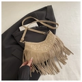 Khakifarbene Wildleder-Umhängetasche im Boho-Stil mit Goldnieten und langen Fransen - Dunkelkhaki