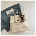 Rucksack aus cremefarbenem PU-Leder mit Drehverschluss und Plüsch-Hasenanhänger - Mit Anhänger / Gebrochenes Weiß