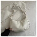 Detalle de la correa plisada crema y textura de cuero de primera en el bolso de hombro - Blanco