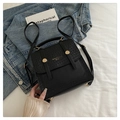 Eleganter schwarzer Rucksack mit Webstruktur und goldenen Vintage-Metallschnallen - Schwarz